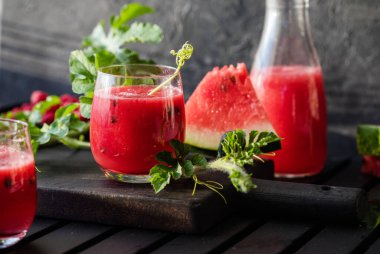 Yaz karpuzu içeceği. Limonlu soğuk karpuz ve tahta tahtada nane. Karpuz püresi. Naneli ve limonlu karpuz suyu. Kırmızı yaz suyunu tazeliyorum.