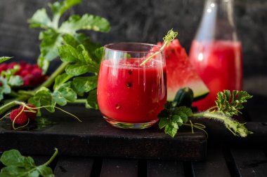 Yaz içeceği. Limonlu soğuk karpuz suyu ve tahta üzerinde nane şekeri. Meyve suyu..