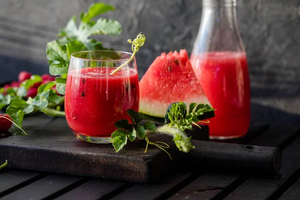 Yaz içeceği. Limonlu soğuk karpuz suyu ve tahta üzerinde nane şekeri. Meyve suyu..