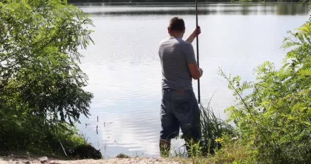 Fiskare Med Metspö Aktivitet Och Hobby Fiske Sötvatten Sjö Damm — Stockvideo