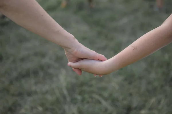 Due Bambini Che Tengono Mano Amicizia — Foto Stock