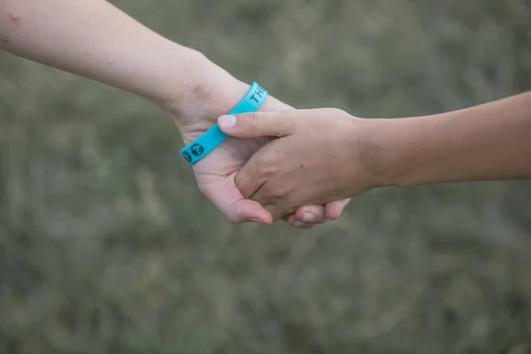 Due Bambini Che Tengono Mano Amicizia — Foto Stock