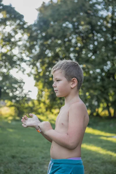 Portrait Garçon Mignon Enfant Pleine Nature Heureux Garçon — Photo