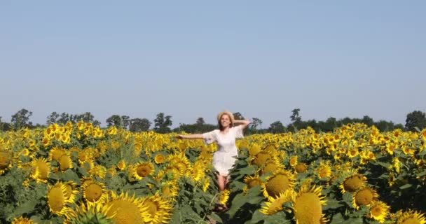 Schoonheid Zonovergoten Vrouw Geel Zonnebloemveld Vrijheid Geluk Concept Gelukkig Meisje — Stockvideo
