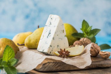 Gorgonzola picant İtalyan mavi peyniri, İtalya 'nın kuzeyinde yağsız inek sütünden yapılır. Bir parça küflü peynir danablu, armut ve cevizli rokfor.