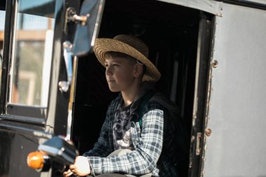 Amiş çocuklar geleneksel bir at arabasında birlikte oturuyorlar..