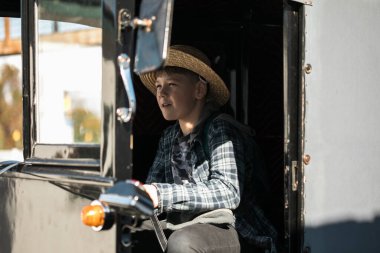 Amiş çocuklar geleneksel bir at arabasında birlikte oturuyorlar..