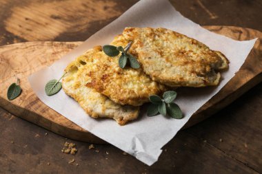 Biber, tuz, sarımsak ve bitkilerle pirzola için domuz eti parçaları.