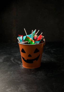 şeker dökülüp çocuk halloween balkabağı kova