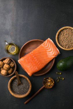 Avokado, chia tohumu ve omega-3 açısından zengin fındıklı sağlıklı kırmızı balık..