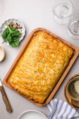 Fransız ev yemekleri. Güveç. Turta. Taze soğan ve ıspanakla puf böreğinden kiş lori..