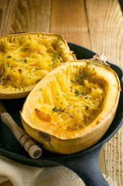 Ahşap arka planda fırınlanmış spagetti kabağı manzarası