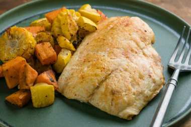 Mısır, tatlı patates ve kabak sağlıklı yemek ile pişmiş morina manzarası