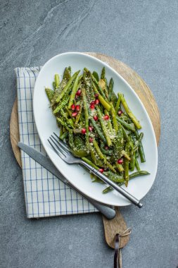 Köy tabaklarında rendelenmiş parmesan ile kaplanmış taze kuşkonmaz.
