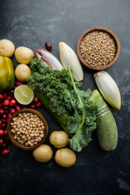 Taze besin yoğunluğundaki bileşenlerin üst görünümü. A, C, K ve B vitaminleri, antioksidan ve lif açısından zengin bitkisel gıdaların renkli bir koleksiyonu.