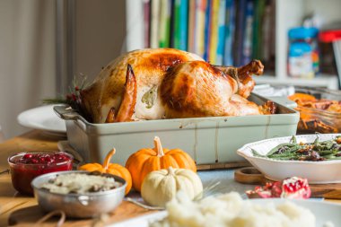 Kızarmış hindi ve şenlikli Şükran Günü yemeği masası.