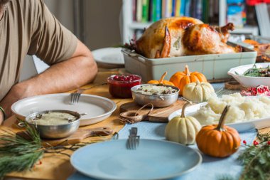 Kızarmış hindi ve şenlikli Şükran Günü yemeği masası.
