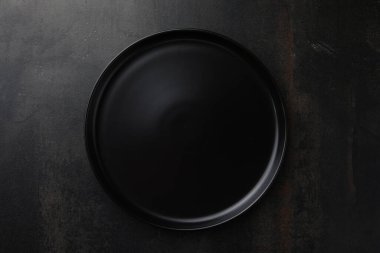 Siyah arka planda siyah bir plaka var. Üst görünüm