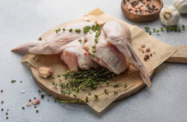 Baharatla tatlandırılmış hindi kanadı. Köy tahtasında servis ediliyor.