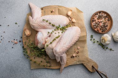 Baharatla tatlandırılmış hindi kanadı. Köy tahtasında servis ediliyor.