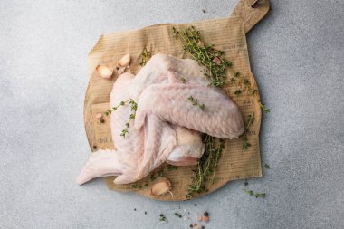 Baharatla tatlandırılmış hindi kanadı. Köy tahtasında servis ediliyor.