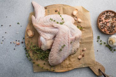 Baharatla tatlandırılmış hindi kanadı. Köy tahtasında servis ediliyor.