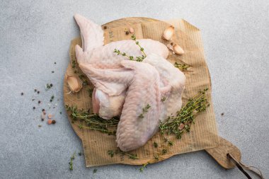 Baharatla tatlandırılmış hindi kanadı. Köy tahtasında servis ediliyor.