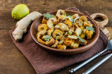 Geleneksel bir Karayip mezesi olan soğanla servis edilen kızarmış altın muz.