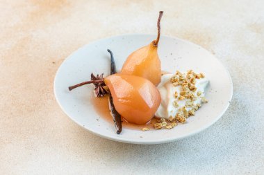 Vanilyalı haşlanmış armut ve bal şurubu.