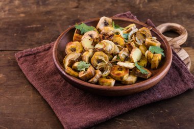 Geleneksel bir Karayip mezesi olan soğanla servis edilen kızarmış altın muz.