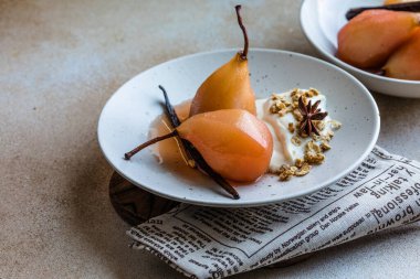 Vanilyalı haşlanmış armut ve bal şurubu.