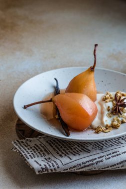 Vanilyalı haşlanmış armut ve bal şurubu.