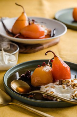 Vanilyalı haşlanmış armut ve bal şurubu.