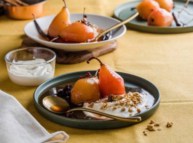 Vanilyalı haşlanmış armut ve bal şurubu.