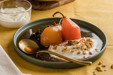 Vanilyalı haşlanmış armut ve bal şurubu.