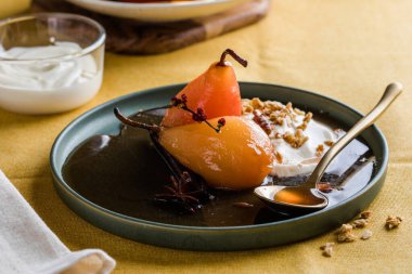 Vanilyalı haşlanmış armut ve bal şurubu.