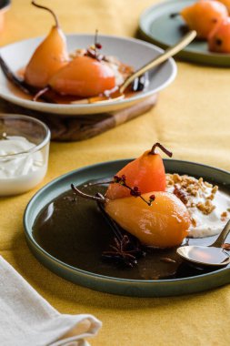 Vanilyalı haşlanmış armut ve bal şurubu.