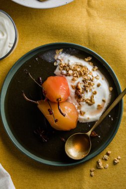 Vanilyalı haşlanmış armut ve bal şurubu.