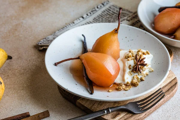 Vanilyalı haşlanmış armut ve bal şurubu.