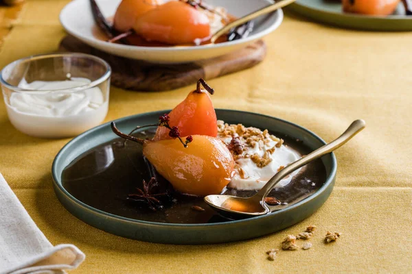 Vanilyalı haşlanmış armut ve bal şurubu.