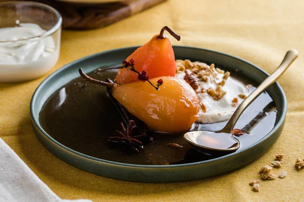 Vanilyalı haşlanmış armut ve bal şurubu.