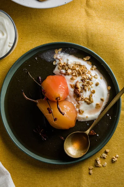 Vanilyalı haşlanmış armut ve bal şurubu.