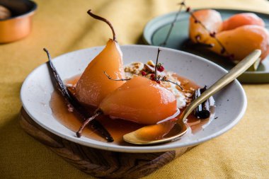 Vanilyalı haşlanmış armut ve bal şurubu.