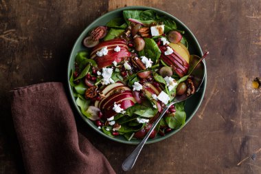 Taze Waldorf salatası, taze elmalar, kereviz, ceviz ve kremalı sos..