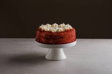 Kremalı ve nemli kırmızı kadife pasta. Kutlamalar için klasik bir Amerikan tatlısı.