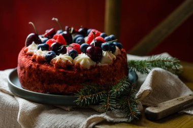 Kremalı ve nemli kırmızı kadife pasta. Kutlamalar için klasik bir Amerikan tatlısı.