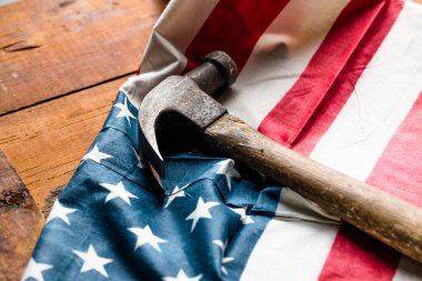 Vatansever ABD, ABD ve Amerikan bayrağı geçmişi olan inşaat ve imalat araçlarıyla İşçi Bayramı 'nız kutlu olsun.