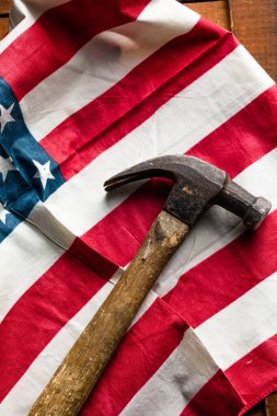 Vatansever ABD, ABD ve Amerikan bayrağı geçmişi olan inşaat ve imalat araçlarıyla İşçi Bayramı 'nız kutlu olsun.