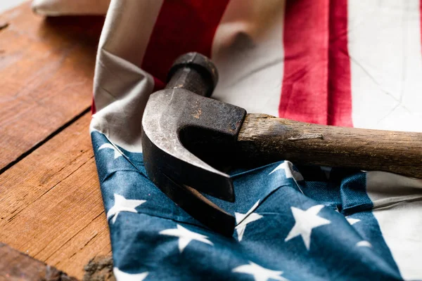 Vatansever ABD, ABD ve Amerikan bayrağı geçmişi olan inşaat ve imalat araçlarıyla İşçi Bayramı 'nız kutlu olsun.