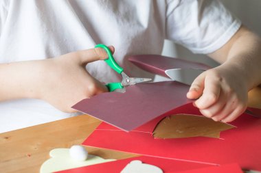 Paskalya tavşanları yapan çocuk, çocuklar ve ailesi için el işi yapan çocuk..